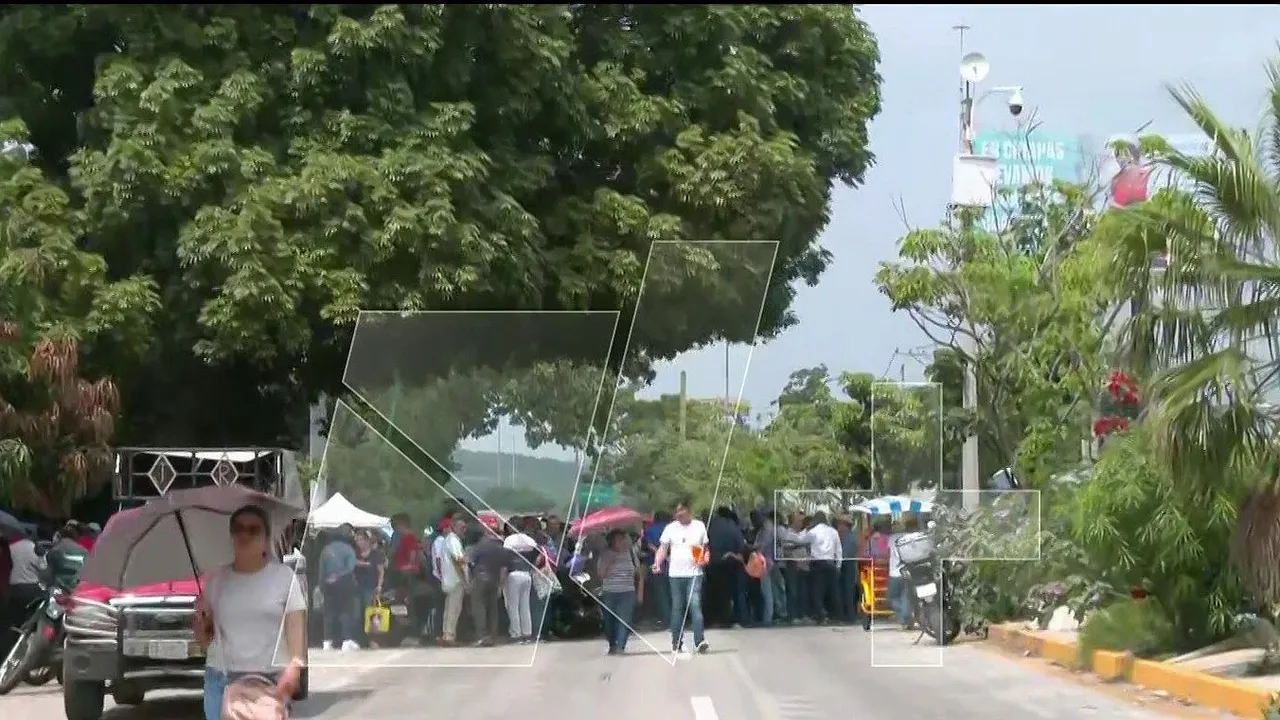 CNTE BLOQUEA DOS ACCESOS A TUXTLA GUTIÉRREZ Y EXIGE REINSTALAR MESA TRIPARTITA
