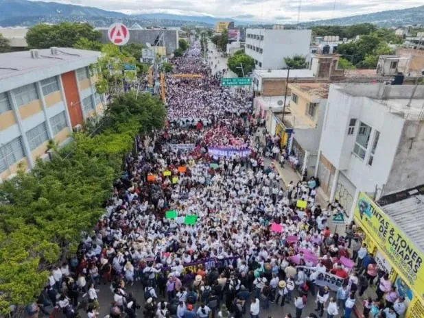 COLECTIVAS FEMINISTAS MARCHAN EN TUXTLA PARA DEFENDER REFORMA DE PARIDAD