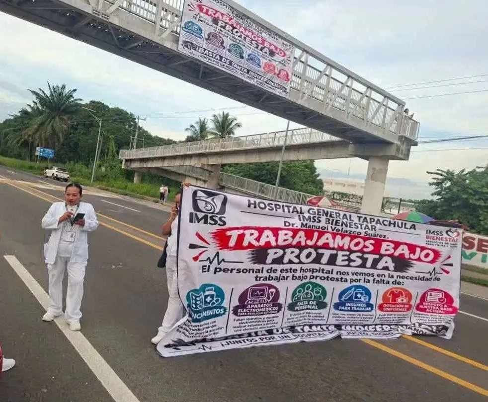 TRABAJADORES DEL HOSPITAL GENERAL DE TAPACHULA BLOQUEAN CARRETERA POR DESABASTO