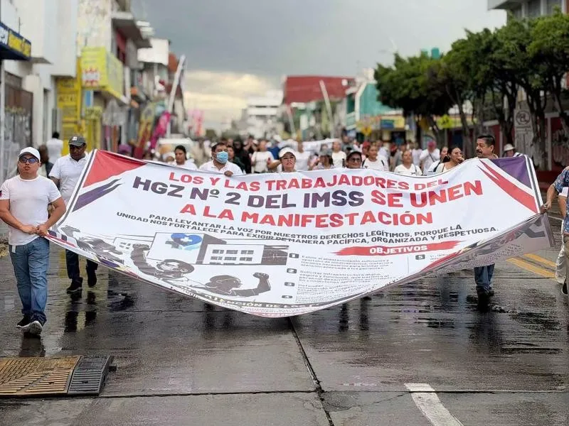 TRABAJADORES DEL IMSS MARCHAN EN TUXTLA POR SALARIO Y CONTRA LA "LEY MORDAZA"